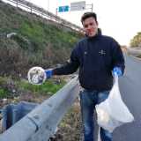 In un attimo la prima busta � gi� colma di piatti, posate, bicchieri
